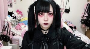 異常涙袋女性