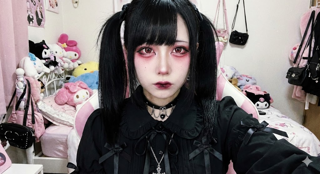 異常涙袋女性